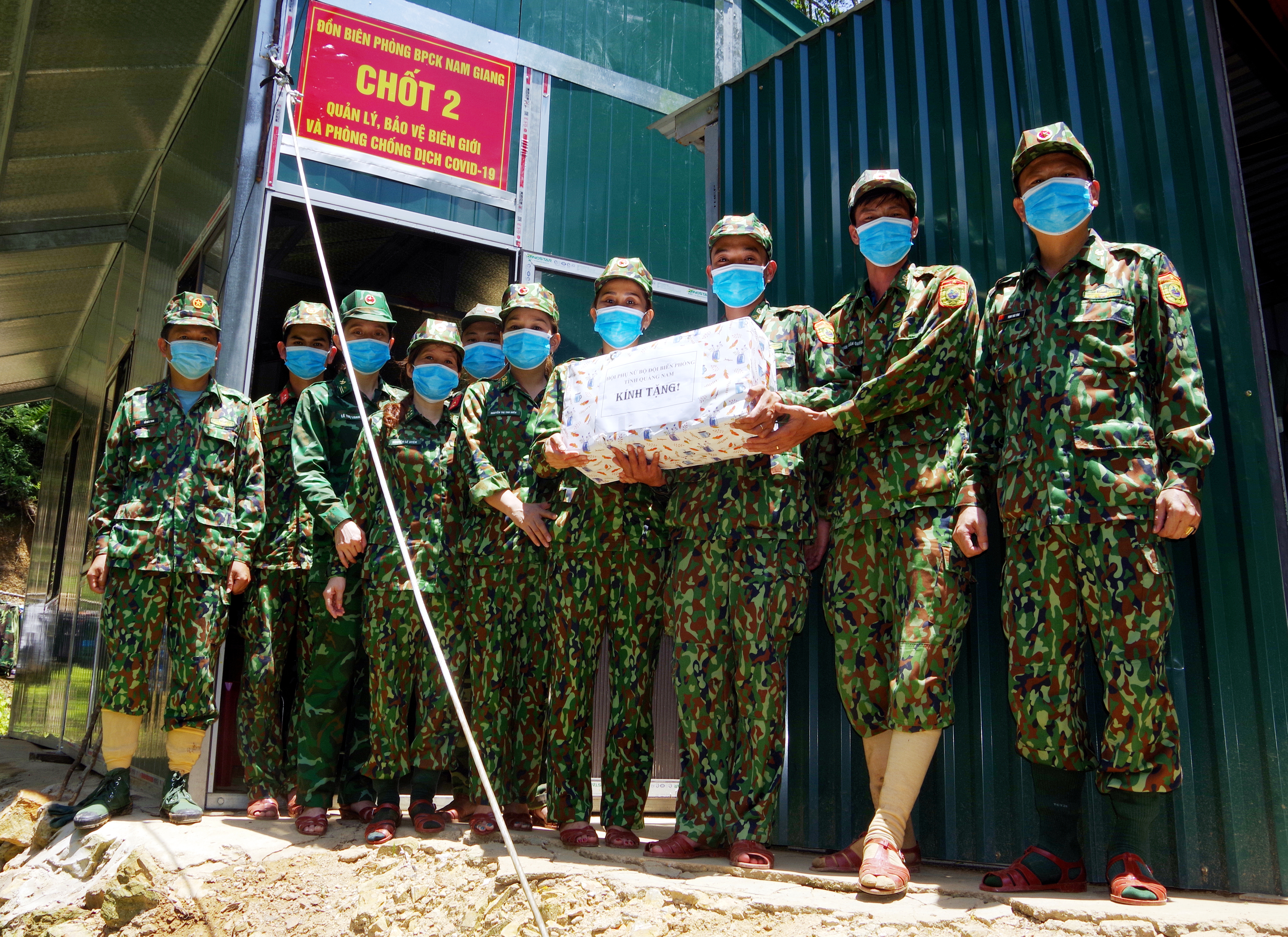 Tặng quà cán bộ, chiến sĩ làm nhiệm vụ tại điểm chốt 718.